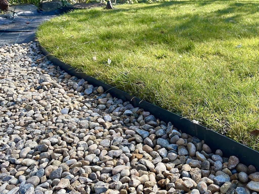 lawn edge garden design in otford